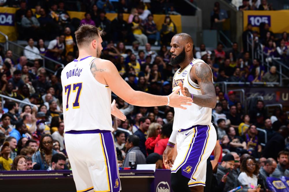 哈登生涯3次单场10+三分，与拉文和JR并列历史第四位